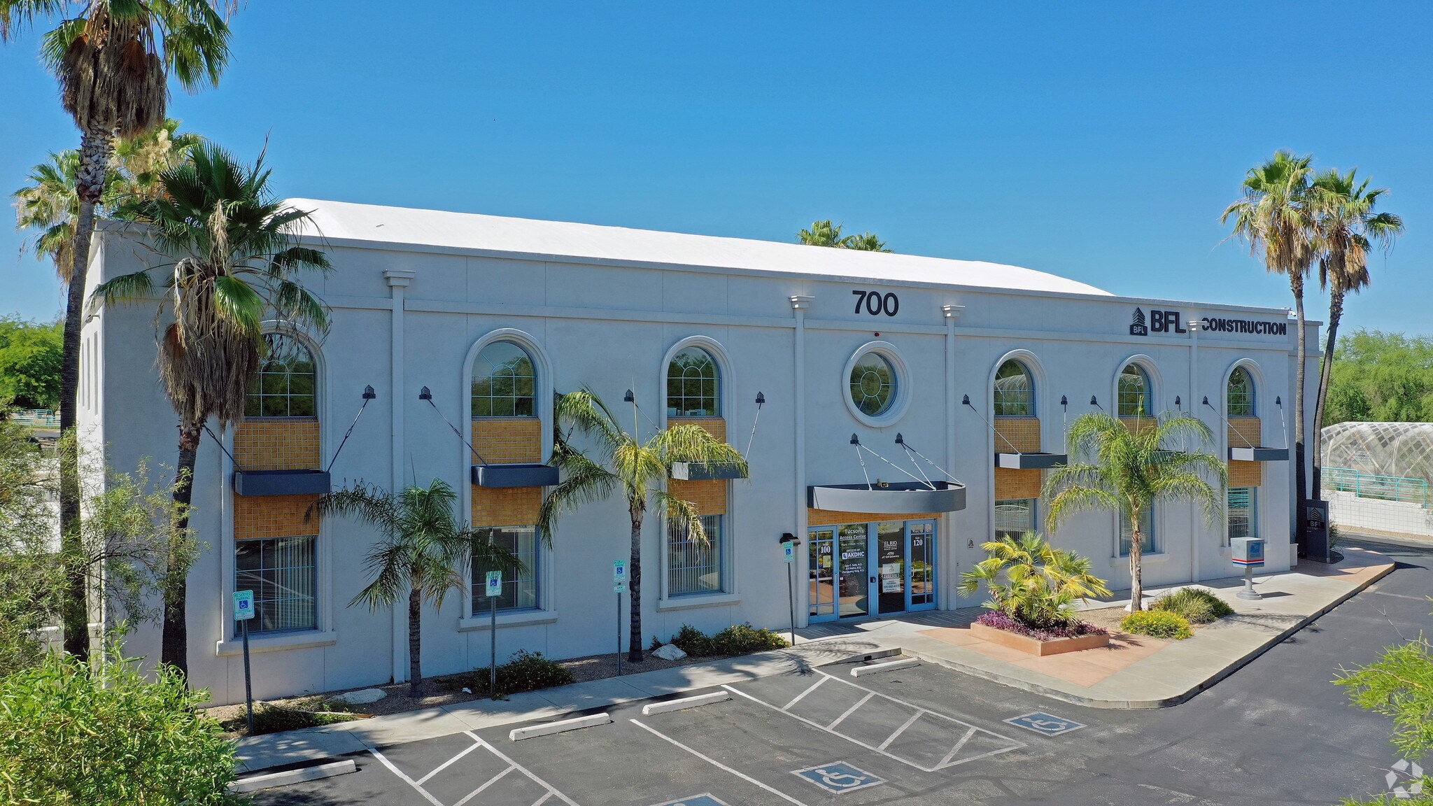 700 E Broadway Blvd, Tucson, AZ à louer Photo de l’immeuble– Image 1 sur 17