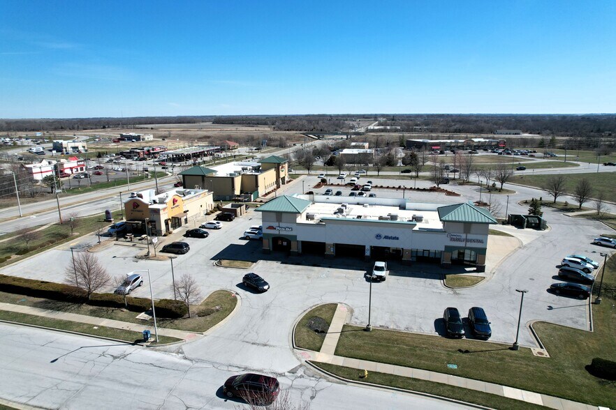 201-261 SW Greenwich Dr, Lee's Summit, MO à louer - Photo de l’immeuble – Image 1 sur 9