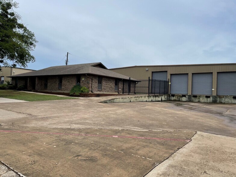 511 S 5th Ave, Mansfield, TX à louer - Photo de l’immeuble – Image 1 sur 6