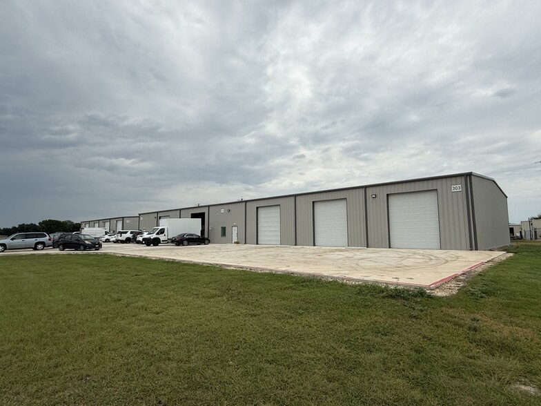 303 Navarro Dr, Seguin, TX à vendre - Photo de l’immeuble – Image 2 sur 13