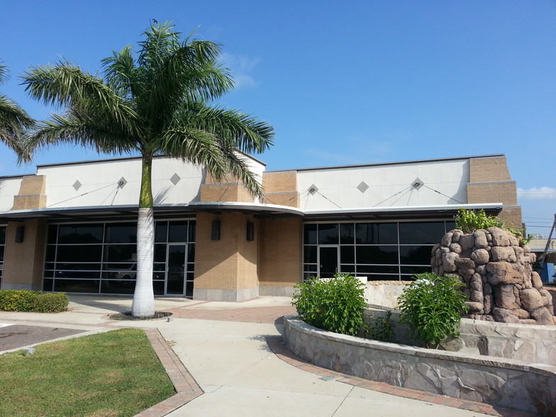 1221 S 10th St, Weslaco, TX à louer - Photo de l’immeuble – Image 3 sur 13