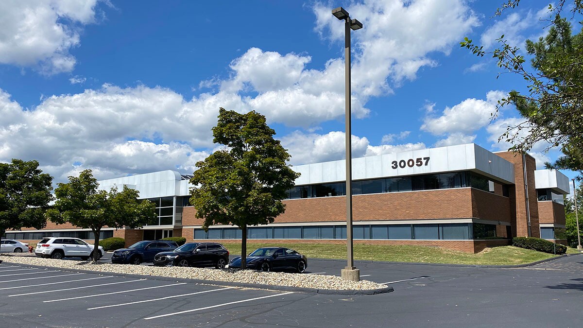 30057 Orchard Lake Rd, Farmington Hills, MI à louer Photo principale– Image 1 sur 15