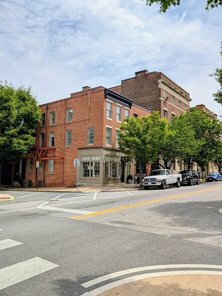 Crosby Jenkins Building portefeuille de 2 biens à vendre sur LoopNet.fr - Photo principale – Image 1 sur 2