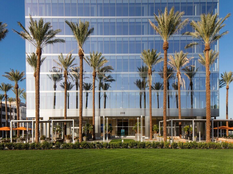 200 Spectrum Center Dr, Irvine, CA à louer - Photo de l’immeuble – Image 1 sur 2
