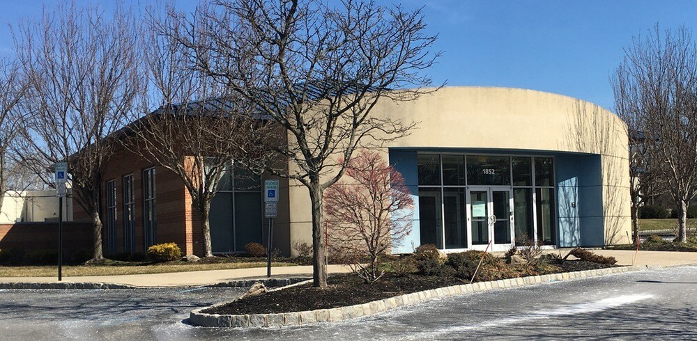 1852 N Olden Avenue Ext, Ewing, NJ à vendre Photo de l’immeuble– Image 1 sur 8