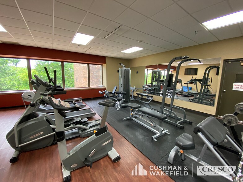 6180 Cochran Rd, Solon, OH à louer - Photo de l’immeuble – Image 2 sur 4