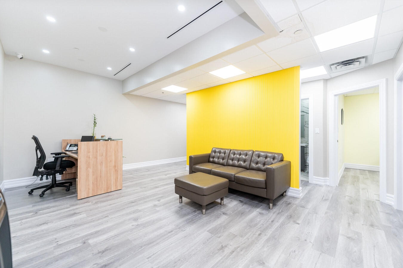 2 Automatic Rd, Brampton, ON L6S 5N3 - Lot 214 -  - Photo intérieure - Image 1 of 29