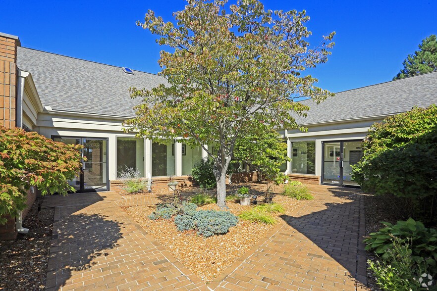 33900 W 8 Mile Rd, Farmington, MI à louer - Photo de l’immeuble – Image 1 sur 7