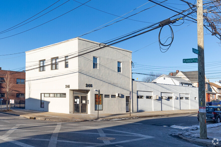246 Mineola Blvd, Mineola, NY à louer - Photo de l’immeuble – Image 3 sur 6