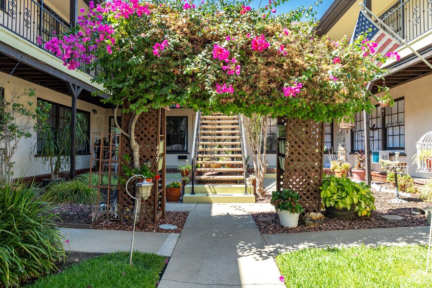 457 W Elm Ave, Burbank, CA à vendre - Photo de l’immeuble – Image 2 sur 4