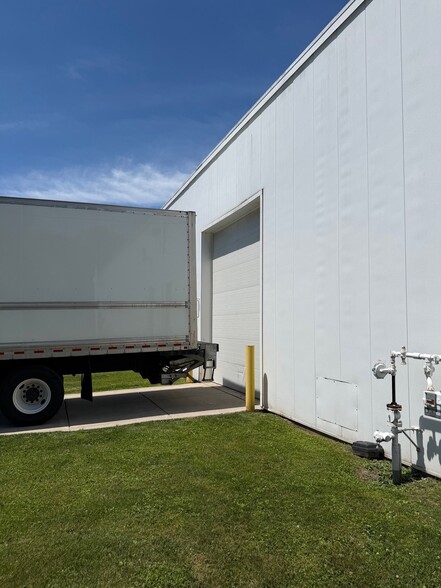 160 Bud Mil Dr, Buffalo, NY à louer - Photo de l’immeuble – Image 3 sur 10