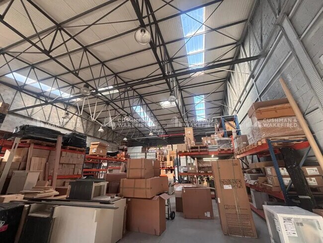 Plus de détails pour Local d'activités à louer