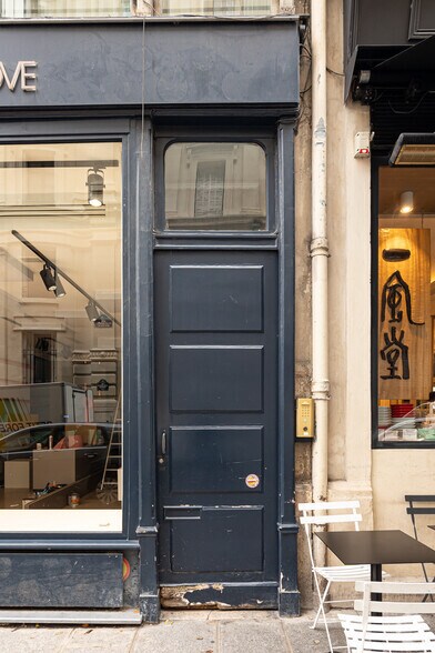 Rue Jean-Jacques Rousseau, Paris à louer - Photo de l’immeuble – Image 2 sur 5