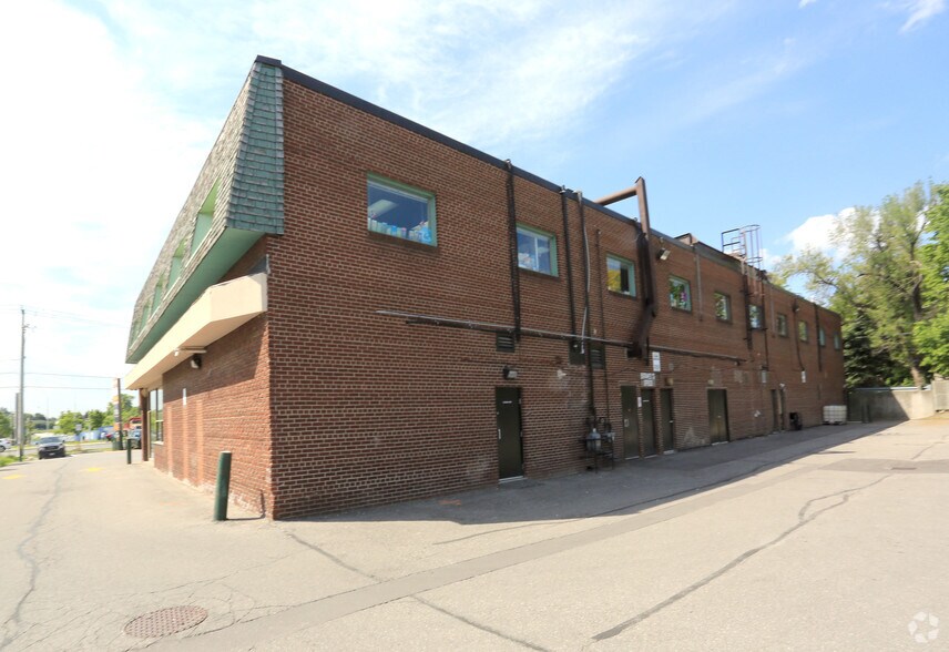 734-752 Sheppard Ave E, Toronto, ON à louer - Photo de l’immeuble – Image 2 sur 6