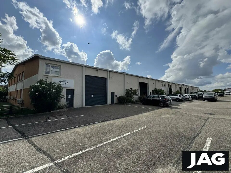 Local d’activités dans Décines-Charpieu à louer Photo de l’immeuble– Image 1 sur 9
