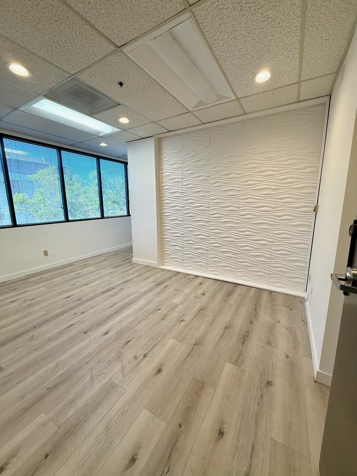 4940 Van Nuys Blvd, Sherman Oaks, CA à louer Hall d’entrée– Image 1 sur 6