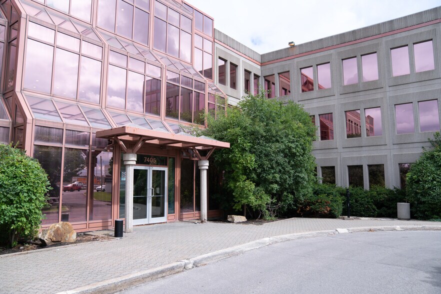 7405 Rte Transcanadienne, Montréal, QC à louer - Photo de l’immeuble – Image 2 sur 11