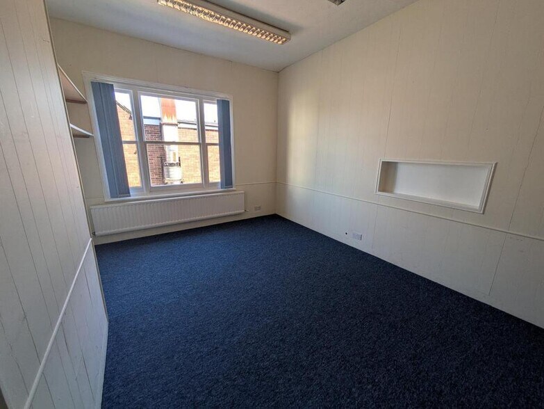 52 High St, Woking à louer - Photo de l’immeuble – Image 3 sur 6
