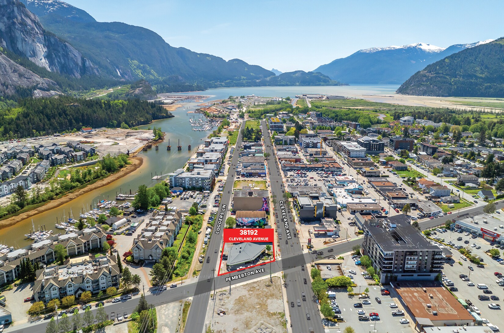 38192 Cleveland Ave, Squamish, BC à vendre Photo principale– Image 1 sur 8
