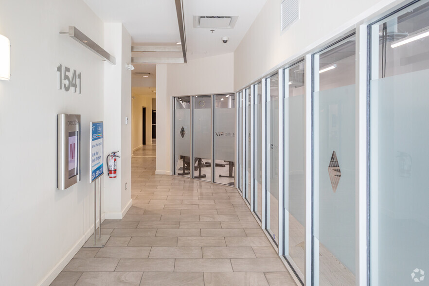 1541 W Broadway, Vancouver, BC à louer - Hall d’entrée – Image 3 sur 5