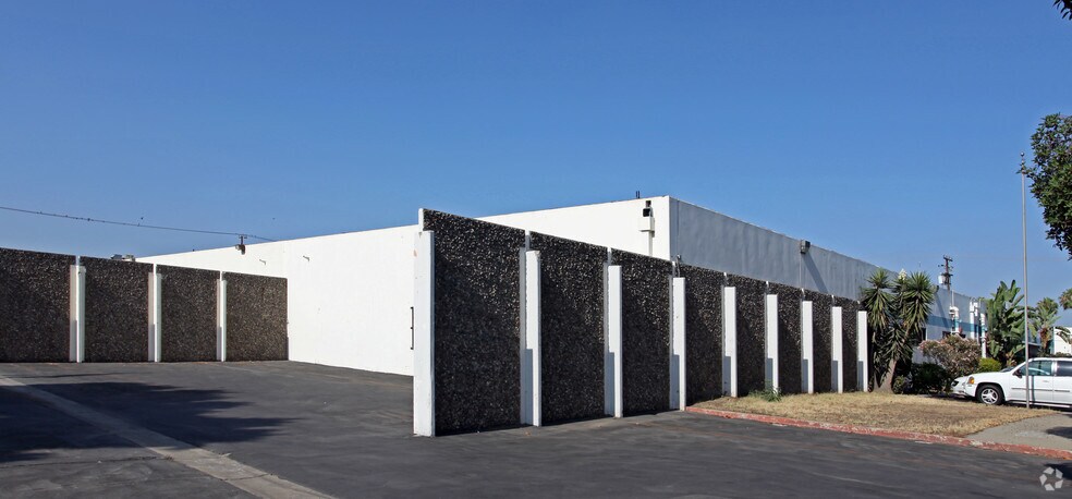 240 E Palais Rd, Anaheim, CA à louer - Photo de l’immeuble – Image 2 sur 2