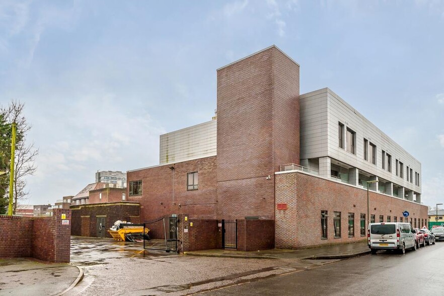 91-105 Staines Rd W, Sunbury On Thames à louer - Photo de l’immeuble – Image 3 sur 4