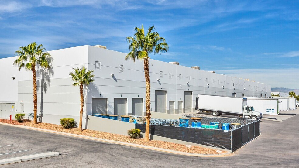 7650 Dean Martin Dr, Las Vegas, NV à louer - Photo de l’immeuble – Image 3 sur 4