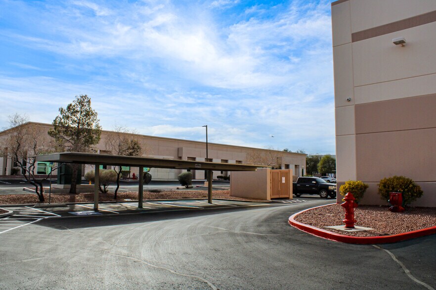 1867 Whitney Mesa Dr, Henderson, NV à louer - Photo de l’immeuble – Image 3 sur 4