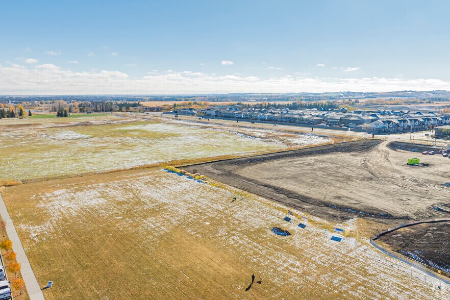 400 210th Av SW, Calgary, AB à vendre - Aérien – Image 2 sur 2