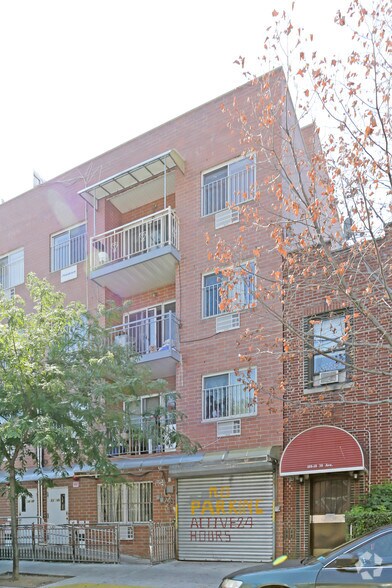 10820 38th Ave, Corona, NY à vendre - Photo principale – Image 1 sur 2