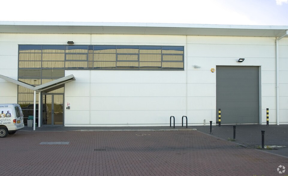 Bilton Rd, Basingstoke à louer - Photo de l’immeuble – Image 2 sur 8
