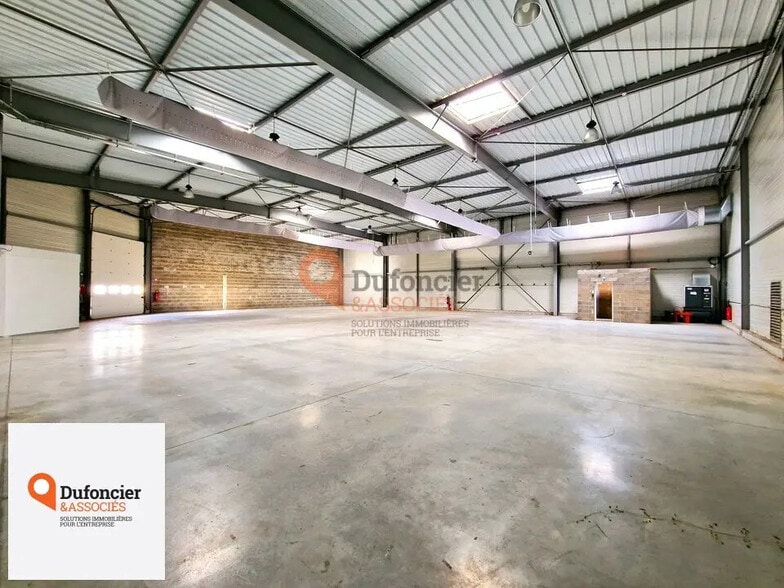 Local d'activités dans Chasseneuil-du-Poitou à vendre - Photo de l’immeuble – Image 3 sur 4