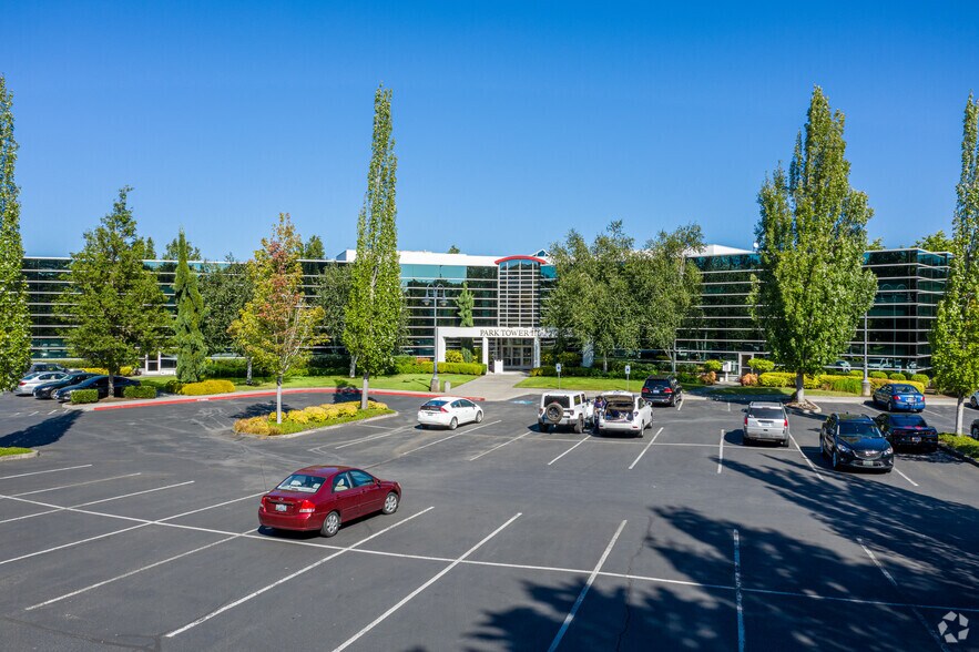 222 NE Park Plaza Dr, Vancouver, WA à louer - Photo de l’immeuble – Image 2 sur 11