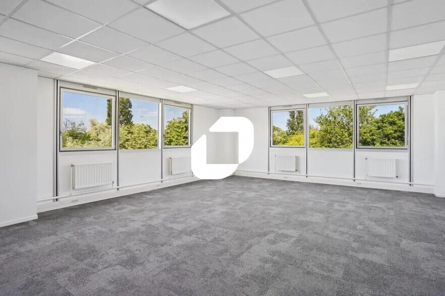 Bureau dans Fontenay-sous-Bois à louer - Photo de l’immeuble – Image 2 sur 16