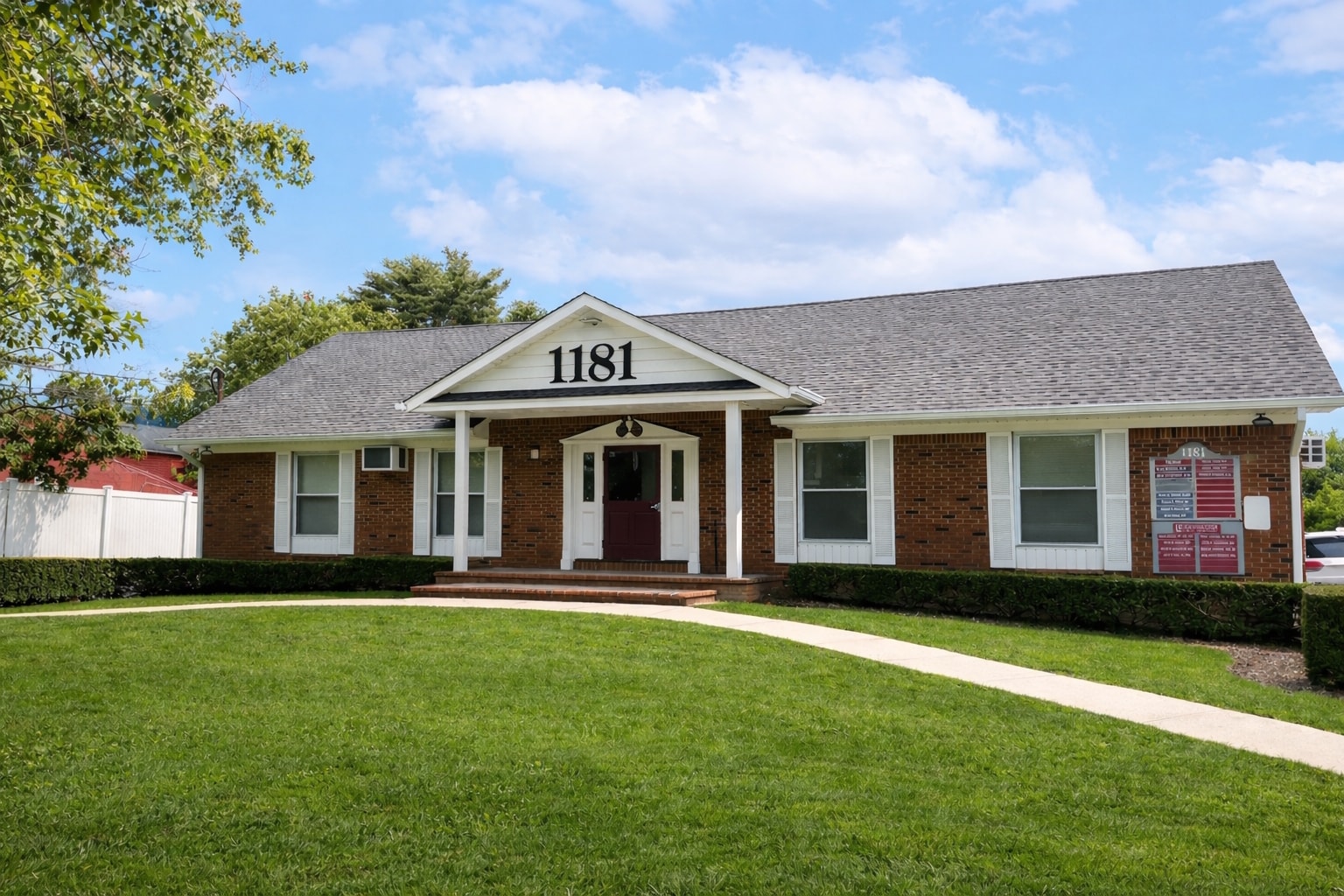 1181 Old Country Rd, Plainview, NY à louer Photo principale– Image 1 sur 5