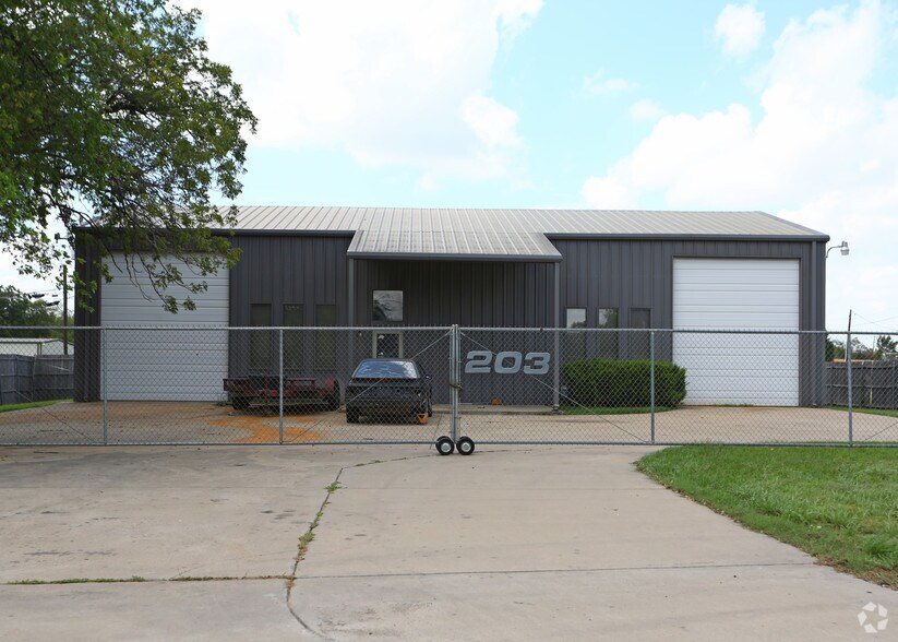 203 N Hampton Rd, Crowley, TX à louer - Photo de l’immeuble – Image 2 sur 9