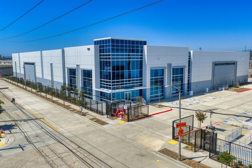 929 W Anaheim St, Long Beach, CA à louer - Photo de l’immeuble – Image 2 sur 3