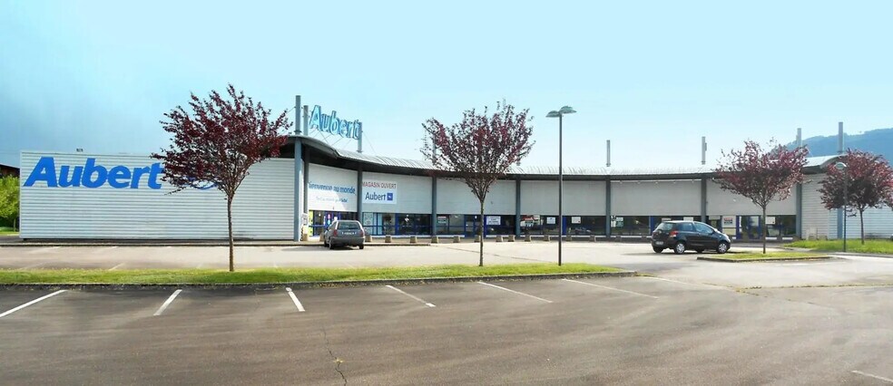 Local commercial dans Sainte-Marguerite à louer - Photo de l’immeuble – Image 1 sur 4