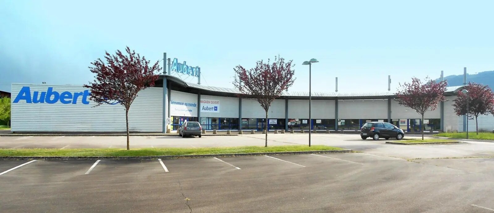 Local commercial dans Sainte-Marguerite à louer Photo de l’immeuble– Image 1 sur 5