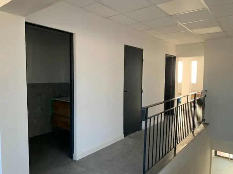 Bureau dans Le Pontet à louer - Photo de l’immeuble – Image 2 sur 6