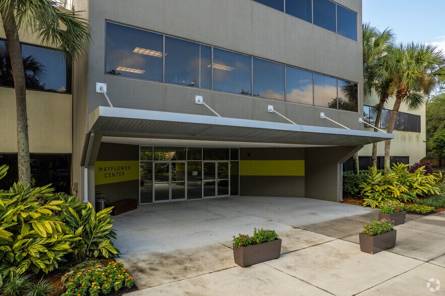 222 S Westmonte Dr, Altamonte Springs, FL à louer - Photo de l’immeuble – Image 3 sur 4