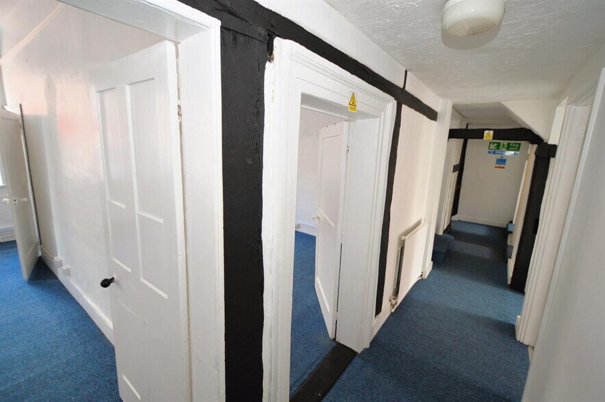 44 High St, Bagshot à louer - Photo intérieure – Image 2 sur 5