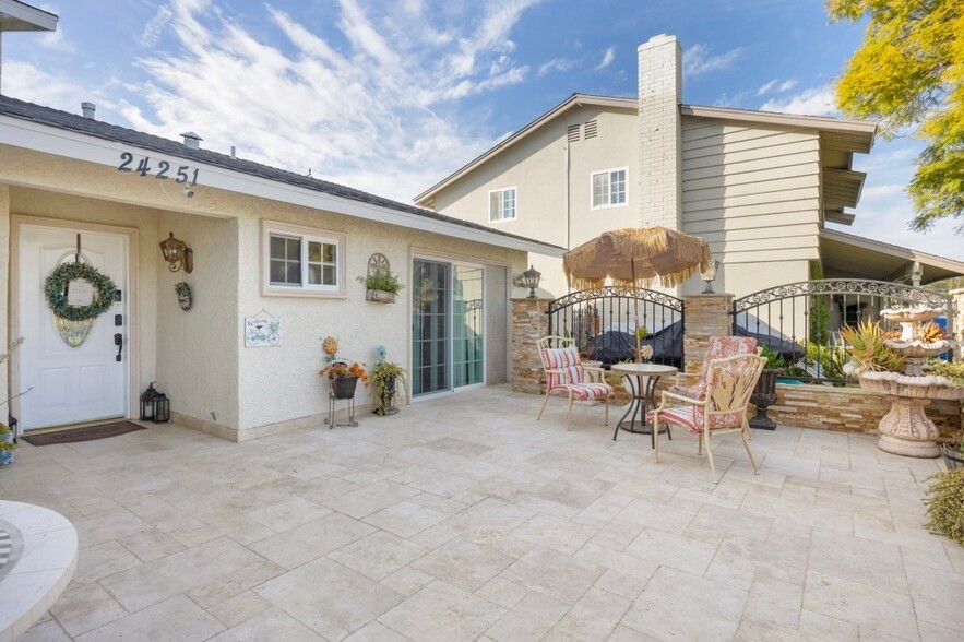 24251 Bark St, Lake Forest, CA à vendre - Photo de l’immeuble – Image 3 sur 12