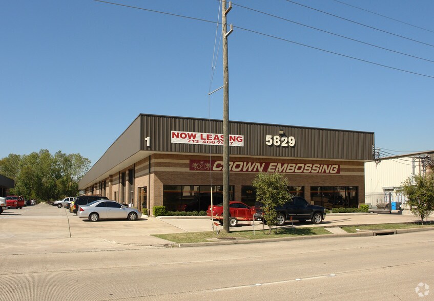 5829 W Sam Houston Pky N, Houston, TX à louer - Photo de l’immeuble – Image 2 sur 38