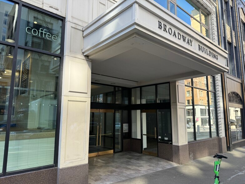 621-623 SW Broadway St, Portland, OR à louer - Photo de l’immeuble – Image 1 sur 6
