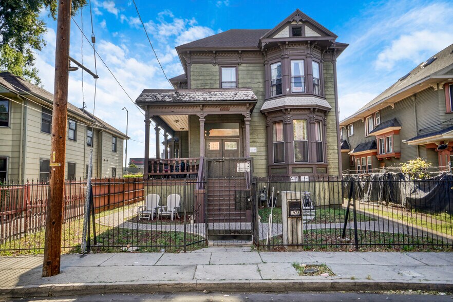 1978 Estrella Ave, Los Angeles, CA à vendre - Photo de l’immeuble – Image 2 sur 11