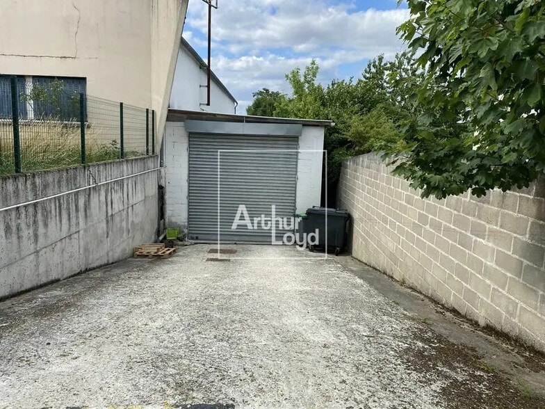 Local d'activités dans Ormoy à vendre - Photo de l’immeuble – Image 3 sur 4