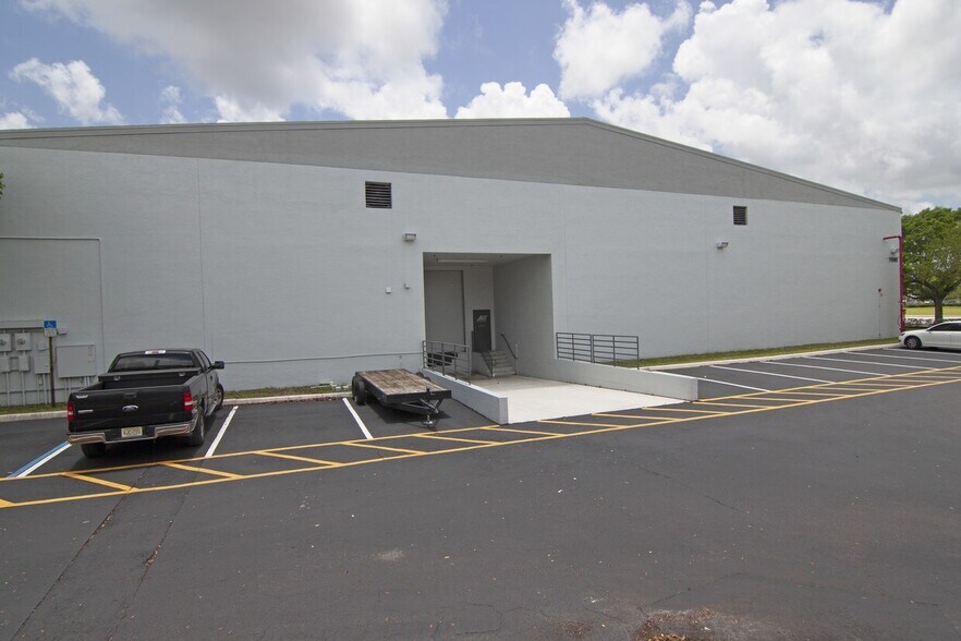 1700 Banks Rd, Margate, FL à louer - Photo de l’immeuble – Image 3 sur 8