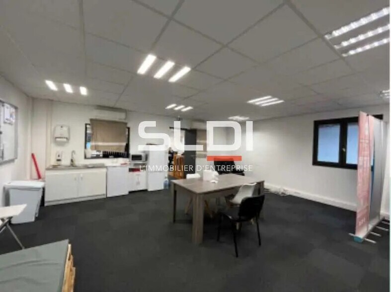 Bureau dans Décines-Charpieu à louer - Photo de l’immeuble – Image 2 sur 9