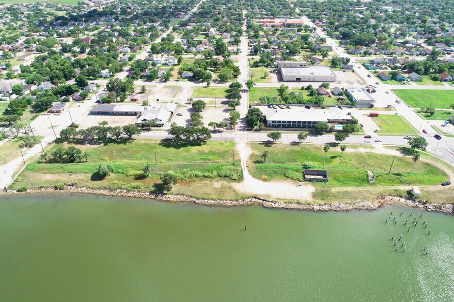 1024 W 2nd St, Freeport, TX à vendre - Photo de l’immeuble – Image 3 sur 11